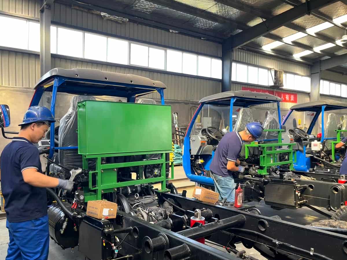 HUIFU technicians assembling compact machinery