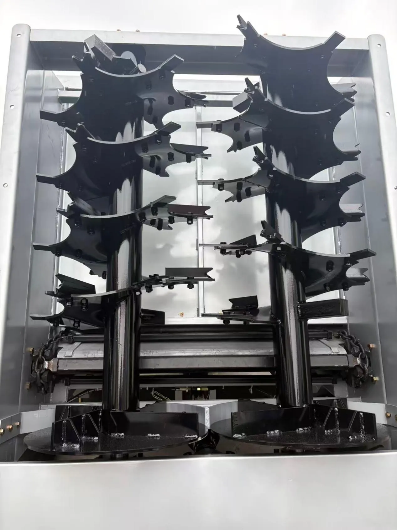 Twin vertical beater mechanism inside a stainless steel manure spreader